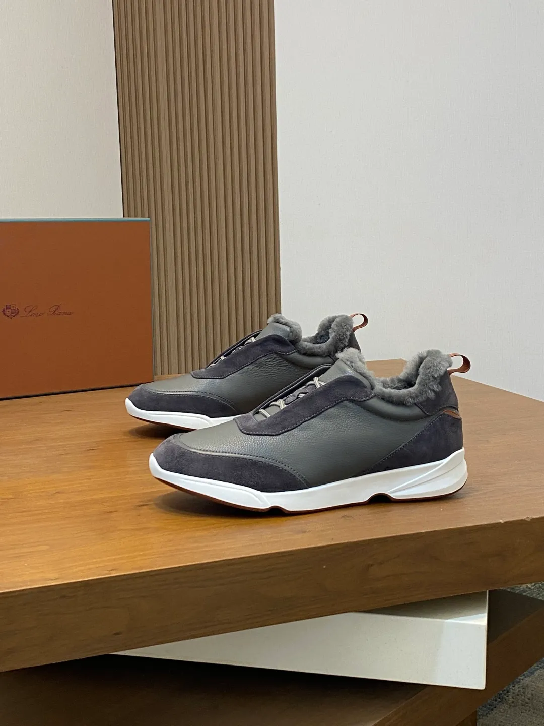 💰840 Winter LoroPiana WeekendWalk men's wool warm sneakers! Specially designed wool warm shoes for men! This WeekEndWalkEvo casual shoe reinterprets the WeekEnd casual shoe with a design that combines the characteristics of running shoes and walking shoes. An improved version of the classic shoe style in the autumn/winter series, the shoe body is made of fleece cotton blend with a slight elasticity to ensure that the upper part of the shoe is covered and fitted. The narrow silhouette in the middle and the warmth of the integrated fur lining make the shoes comfortable and practical to wear. The shoe details, combined with the lightweight rubber sole with ridged edges, add a sporty feel to the shoe. Kummel rubber sole with stitching and ultra-light technical material sole: This design structure helps distribute weight properly and improve shock absorption. Raised edges on the sole ensure traction and stability during walking. Body: 97% cotton, 3% spandex lining. Wool sole rubber! Size: 39/40/41/42/43/44 (45.46 customized) standard leather shoe size original box package